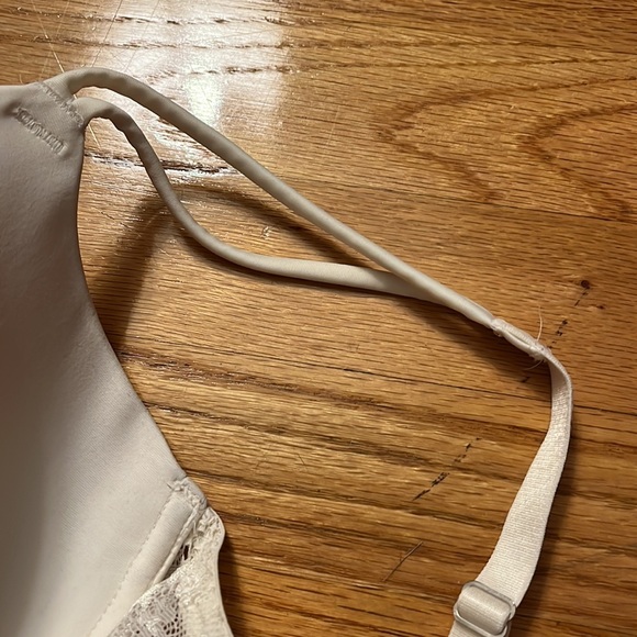 Wacoal white slightly padded bra- size 36DD- underwire - Picture 6 of 6